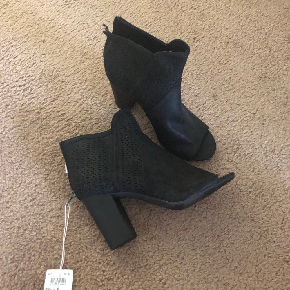 Opened toe black boots